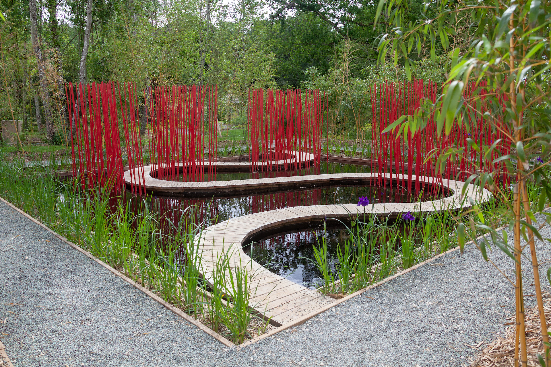 Exemple d'aménagement d'un bassin d'agrément réalisé par Boissonnet paysagiste dans les Vosges